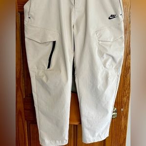 Nike Sportswear Tech Essentials- Sanddrift